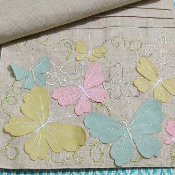 Table Runner Embroidered Butterflies Lintex NWT - Picture 4 of 9